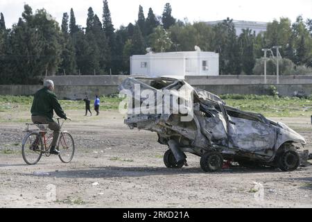 Bildnummer : 54844236 Datum : 22.01.2011 Copyright : imago/Xinhua (110123)-- TUNIS, 23 janvier 2011 (Xinhua)--des voitures brûlées sont vues dans une rue de Carthage, près de Tunis, le 22 janvier 2011.Un procureur tunisien a ouvert une enquête sur les avoirs étrangers du président déchu et de sa famille profondément ressentie mercredi, comme l'a dit le chef des droits de l'homme de l'ONU, plus de 100 personnes sont mortes au cours de cinq semaines de troubles.(Xinhua/Nasser Nouri)(lj) TUNISIE-TUNIS-PROTEST PUBLICATIONxNOTxINxCHN Politik kbdig xkg 2011 quer o0 Schäden PKW verbrannt ausgebrannt o0 Revolution, Jasminrevolution Bildnummer 54844 Banque D'Images