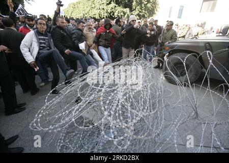 Bildnummer : 54845989 Datum : 23.01.2011 Copyright : imago/Xinhua (110123) -- TUNIS, 23 janvier 2011 (Xinhua) -- les manifestants tunisiens se préparent à pénétrer dans le fil de fer barbelé lors d'une manifestation exigeant un nouveau gouvernement libéré des fonctionnaires du régime déchu de l'ancien président Zine el Abidine Ben Ali, dans le centre de Tunis, Tunisie, le 23 janvier 2011. Des centaines de personnes venues de toute la Tunisie sont venues dimanche dans la capitale dans le cadre de ce qu’on a appelé une caravane de libération. (Xinhua/Nasser Nouri) TUNISIE-TUNIS-MANIFESTATION PUBLICATIONxNOTxINxCHN Gesellschaft Politik manifestation premiumd kbdig xsk 2011 quer o0 Unruhe Banque D'Images