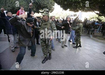 Bildnummer : 54845993 Datum : 23.01.2011 Copyright : imago/Xinhua (110123) -- TUNIS, le 23 janvier 2011 (Xinhua) -- des manifestants tunisiens assistent à une manifestation réclamant un nouveau gouvernement libéré des fonctionnaires du régime déchu de l'ancien président Zine el Abidine Ben Ali, dans le centre de Tunis, Tunisie, le 23 janvier 2011. Des centaines de personnes venues de toute la Tunisie sont venues dimanche dans la capitale dans le cadre de ce qu’on a appelé une caravane de libération. (Xinhua/Nasser Nouri) TUNISIE-TUNIS-PROTESTATION PUBLICATIONxNOTxINxCHN Gesellschaft Politik proteste premiumd kbdig xsk 2011 quer o0 Unruhen, Festnahme, Militär o0 Revolution, J Banque D'Images