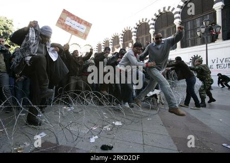 Bildnummer : 54845995 Datum : 23.01.2011 Copyright : imago/Xinhua (110123) -- TUNIS, 23 janvier 2011 (Xinhua) -- des manifestants tunisiens ont pénétré dans le fil de fer barbelé lors d'une manifestation exigeant un nouveau gouvernement libéré des fonctionnaires du régime déchu de l'ancien président Zine el Abidine Ben Ali, dans le centre de Tunis, Tunisie, le 23 janvier 2011. Des centaines de personnes venues de toute la Tunisie sont venues dimanche dans la capitale dans le cadre de ce qu’on a appelé une caravane de libération. (Xinhua/Nasser Nouri) TUNISIE-TUNIS-MANIFESTATION PUBLICATIONxNOTxINxCHN Gesellschaft Politik manifestation premiumd kbdig xsk 2011 quer o0 Unruhen, Stacheld Banque D'Images