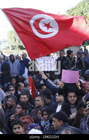 Bildnummer : 54845991 Datum : 23.01.2011 Copyright : imago/Xinhua (110123) -- TUNIS, le 23 janvier 2011 (Xinhua) -- des manifestants tunisiens assistent à une manifestation réclamant un nouveau gouvernement libéré des fonctionnaires du régime déchu de l'ancien président Zine el Abidine Ben Ali, dans le centre de Tunis, Tunisie, le 23 janvier 2011. Des centaines de personnes venues de toute la Tunisie sont venues dimanche dans la capitale dans le cadre de ce qu’on a appelé une caravane de libération. (Xinhua/Nasser Nouri) TUNISIE-TUNIS-PROTEST PUBLICATIONxNOTxINxCHN Gesellschaft Politik Protest premiumd kbdig xsk 2011 hoch o0 Unruhen, Fahne, Nationalfahne o0 Revolution, Banque D'Images