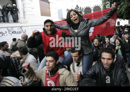 Bildnummer : 54846821 Datum : 23.01.2011 Copyright : imago/Xinhua (110123) -- TUNIS, 23 janvier 2011 (Xinhua) -- des manifestants chantent des slogans lors d'une manifestation devant le bureau du Premier ministre à Tunis, Tunisie, le 23 janvier 2011. Les manifestants des quartiers ruraux pauvres de Tunisie ont manifesté dimanche dans la capitale pour exiger que la révolution qu'ils ont lancée balaye le pouvoir des restes de la vieille garde du président déchu. (Xinhua/Nasser Nouri) (wjd) TUNISIE-TUNIS-PROTEST-POLITICS PUBLICATIONxNOTxINxCHN Politik kbdig xkg 2011 quer premiumd o0 Protest o0 Revolution, JasminRevolution Banque D'Images