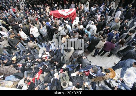 Bildnummer : 54846823 Datum : 23.01.2011 Copyright : imago/Xinhua (110123) -- TUNIS, 23 janvier 2011 (Xinhua) -- des manifestants prennent part à une manifestation devant le bureau du Premier ministre à Tunis, Tunisie, le 23 janvier 2011. Les manifestants des quartiers ruraux pauvres de Tunisie ont manifesté dimanche dans la capitale pour exiger que la révolution qu'ils ont lancée balaye le pouvoir des restes de la vieille garde du président déchu. (Xinhua/Nasser Nouri) (wjd) TUNISIE-TUNIS-PROTEST-POLITICS PUBLICATIONxNOTxINxCHN Politik kbdig xkg 2011 quer o0 Menge, Menschenmenge, Protest o0 Revolution, Jasminrevolutio Banque D'Images