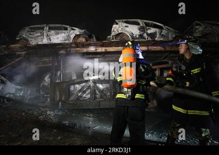 Bildnummer : 54855414 Datum : 25.01.2011 Copyright : imago/Xinhua YICHANG, 25 janvier 2011 (Xinhua) -- les pompiers travaillent sur le site de l'incendie du tunnel Yuquanxi de l'autoroute Hongrongxi à Changyang, dans la province du Hubei, au centre de la Chine, le 25 janvier 2011. Le tunnel se situe dans la section de Changyang de l'autoroute Hongrongxi, qui relie l'est de la Chine à Shanghai et le sud-ouest de la Chine à Chengdu ville. Quelque 20 véhicules ont été piégés dans le tunnel. L'incendie a été éteint et aucune victime n'a été signalée. (Xinhua/Wang Shen) (mcg) CHINA-HUBEI-CHANGYANG-TUNNEL-FIRE (CN) PUBLICATIONxNOTxINxCHN Gesellschaft kbdig xcb 2011 quer o0 feu Banque D'Images