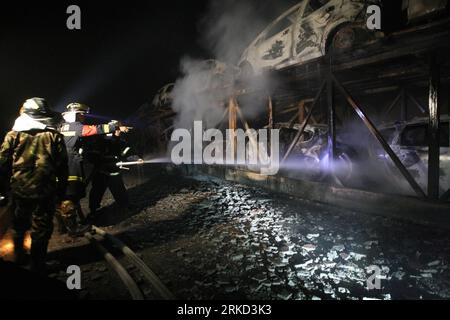 Bildnummer : 54855415 Datum : 25.01.2011 Copyright : imago/Xinhua YICHANG, 25 janvier 2011 (Xinhua) -- les pompiers travaillent sur le site de l'incendie du tunnel Yuquanxi de l'autoroute Hongrongxi à Changyang, dans la province du Hubei, au centre de la Chine, le 25 janvier 2011. Le tunnel se situe dans la section de Changyang de l'autoroute Hongrongxi, qui relie l'est de la Chine à Shanghai et le sud-ouest de la Chine à Chengdu ville. Quelque 20 véhicules ont été piégés dans le tunnel. L'incendie a été éteint et aucune victime n'a été signalée. (Xinhua/Wang Shen) (mcg) CHINA-HUBEI-CHANGYANG-TUNNEL-FIRE (CN) PUBLICATIONxNOTxINxCHN Gesellschaft kbdig xcb 2011 quer o0 feu Banque D'Images