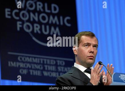 Bildnummer : 54857207 Datum : 26.01.2011 Copyright : imago/Xinhua (110127) -- DAVOS, 27 janvier 2011 (Xinhua) -- le président russe Dmitri Medvedev prend la parole lors de la séance d'ouverture du Forum économique mondial à Davos, Suisse, le 26 janvier 2011. Le 41e Forum économique mondial a débuté ici mercredi avec le thème des normes partagées pour la nouvelle réalité . Plus de 2 500 élites de plus de 100 pays concentreront leurs discussions au cours de la réunion de cinq jours sur quatre sujets principaux : répondre à la nouvelle réalité, les perspectives économiques et définir des politiques pour une croissance inclusive, soutenir l’agenda du G20 et Banque D'Images