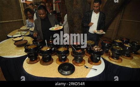 Bildnummer : 54863786 Datum : 29.01.2011 Copyright : imago/Xinhua (20110130) -- ADDIS ABABA, 30 janvier 2011 (Xinhua) -- les invités choisissent des garnitures pour aller avec Injera, une cuisine éthiopienne traditionnelle, à Addis Ababa, Ethiopie, le 29 janvier 2011. L'injera est un pain plat levé à la levure avec une texture unique, légèrement spongieuse, traditionnellement fabriqué à partir de farine de teff. C'est un plat national en Éthiopie, et les locaux mangent généralement Injera à la main. (Xinhua/Yang Chun)(yc) ETHIOPIA-ADDIS ABABA-FOOD-INJERA PUBLICATIONxNOTxINxCHN Gesellschaft Fotostory Land und Leute kbdig xdp 2011 quer o0 Enjera, Injerra Injira gesäuertes Flade Banque D'Images