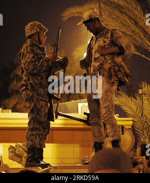 Bildnummer : 54863843 Datum : 29.01.2011 Copyright : imago/Xinhua (110129) -- LE CAIRE, 29 janvier 2011 (Xinhua) -- les soldats changent de mandat au Musée national égyptien du Caire, Égypte, 29 janvier 2011. Neuf non identifiés ont été arrêtés après avoir fait irruption dans le Musée national égyptien et tenté de voler des artefacts, a déclaré samedi le chef du Conseil suprême des antiquités égyptien, Zahi Hawas. Hawas a déclaré que les voleurs potentiels ont été arrêtés avant de pouvoir voler des artefacts, mais des dommages ont été causés car ils ont cassé des lunettes et jeté des artefacts sur le sol. (Xinhua/Cai Yang) (zw) ÉGYPTE-CAIRE-TROUBLES-NATI Banque D'Images