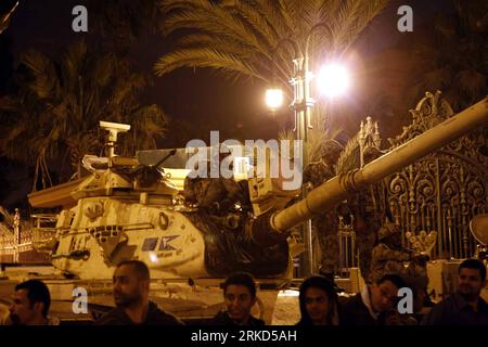 Bildnummer : 54863845 Datum : 29.01.2011 Copyright : imago/Xinhua (110129) -- LE CAIRE, 29 janvier 2011 (Xinhua) -- des volontaires et des soldats protègent le Musée national égyptien du Caire, Égypte, 29 janvier 2011. Neuf non identifiés ont été arrêtés après avoir fait irruption dans le Musée national égyptien et tenté de voler des artefacts, a déclaré samedi le chef du Conseil suprême des antiquités égyptien, Zahi Hawas. Hawas a déclaré que les voleurs potentiels ont été arrêtés avant de pouvoir voler des artefacts, mais des dommages ont été causés car ils ont cassé des lunettes et jeté des artefacts sur le sol. (Xinhua/Cai Yang) (zw) ÉGYPTE-CAIRE-UNR Banque D'Images