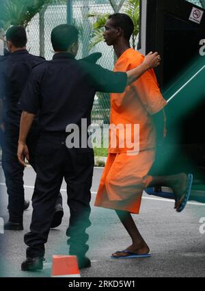 Bildnummer : 54867430 Datum : 31.01.2011 Copyright : imago/Xinhua (110131) -- KUALA LUMPUR, 31 janvier 2011 (Xinhua) -- des policiers escortent un pirate somalien à Kuala Lumpur le 31 janvier 2011. Les sept pirates somaliens, capturés par la marine malaisienne le 21 janvier, sont arrivés ici lundi matin pour être jugés. Un navire marchand malaisien avec 23 membres d’équipage à bord a été attaqué par un groupe de pirates somaliens armés à minuit le 21 janvier alors qu’il traversait le golfe d’Aden. Le navire auxiliaire de la marine malaisienne s'est immédiatement battu contre les pirates après avoir été alerté de l'attaque par les membres de l'équipage, qui l'ont été Banque D'Images