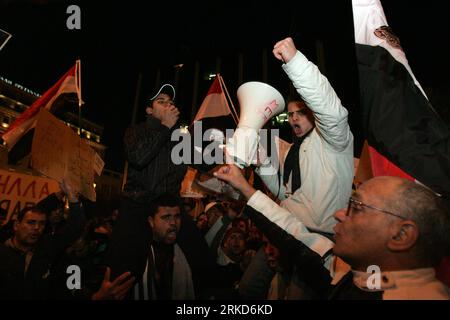 Bildnummer : 54872346 Datum : 01.02.2011 Copyright : imago/Xinhua (110201) -- ATHÈNES, 01 février 2011 (Xinhua) -- des manifestants égyptiens et grecs prennent part à une manifestation devant l'ambassade égyptienne à Athènes, capitale de la Grèce, le 1 février 2011. Les manifestants ont exprimé leur soutien aux manifestations en cours en Egypte contre le régime de Moubarak. (Xinhua/Marios Lolos) (wjd) GRÈCE-ÉGYPTE-AMBASSADE-PROTESTATION PUBLICATIONxNOTxINxCHN Politik manifestation Ägypten Solidarität premiumd kbdig xsp 2011 quer o0 manifestation, Entschlossenheit, Kampf Bildnummer 54872346 Date 01 02 2011 Copyright Imago XINHUA Athens Fe Banque D'Images