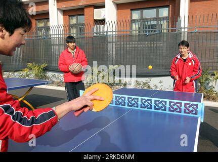 Bildnummer : 54874486 Datum : 02.02.2011 Copyright : imago/Xinhua SHANGHAI, 2 février 2011 (Xinhua) -- des étudiants de la région autonome ouïgoure du Xinjiang du nord-ouest de la Chine jouent à la balle de Pingpong au lycée Songjiang n ° 1 à Shanghai, dans l'est de la Chine, le 2 février 2011. Les responsables du comité de Shanghai du Parti communiste chinois sont venus mercredi à la classe du Xinjiang et ont donné leurs salutations de la fête du Printemps aux étudiants. Le lycée Songjiang No 1 en septembre 2010 a créé une nouvelle classe recrutant des étudiants du Xinjiang. Il y a eu 86 étudiants qui étudient dans la classe. La classe elle-même était un gros mult Banque D'Images