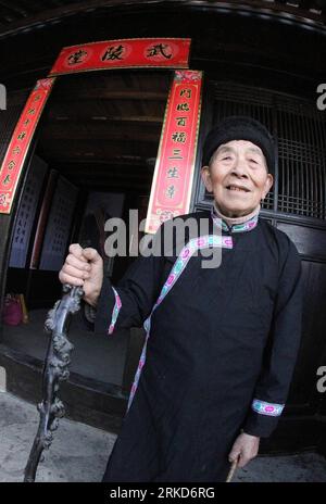 Bildnummer : 54875005 Datum : 02.02.2011 Copyright : imago/Xinhua XINHUANG, 2 février 2011 (Xinhua) -- long Ziming accueille les membres de sa famille à la maison dans le comté autonome de Dong de Xinhuang, dans la province du Hunan du centre de la Chine, le 2 février 2011. La famille long se réunit à chaque réveillon du nouvel an lunaire chinois. La famille de cinq générations de long perpétue le patrimoine culturel immatériel de Nuo Opera. Nuo Opera est dérivé de rituels religieux primitifs exécutés pour expulser les mauvais esprits et la peste. (Xinhua/Wang Yongji) (lb) CHINA-HUNAN-XINHUANG-CENTENARIAN (CN) PUBLICATIONxNOTxINxCHN Gesellschaft Land Banque D'Images