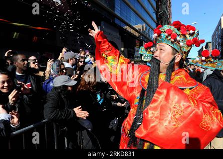 Bildnummer : 54884140 Datum : 06.02.2011 Copyright : imago/Xinhua (110206) -- NEW YORK, 6 février 2011 (Xinhua) -- un homme s'est habillé comme le Dieu de la Fortune pulvérise des confettis pendant le défilé du nouvel an chinois pour célébrer le nouvel an lunaire chinois, l'année du lapin, dans Chinatown de New York, aux États-Unis, le 6 février 2011. (Xinhua/Shen Hong) (zw) États-Unis-NEW YORK-CHINE CÉLÉBRATION DU NOUVEL AN PUBLICATIONxNOTxINxCHN Gesellschaft Frühlingsfest chinesisches Neujahr Neujahrsfest kbdig xub 2011 quer o0 Kostüm Bildnummer 54884140 Date 06 02 2011 Copyright Imago XINHUA New York 6 2011 février XINHU Banque D'Images
