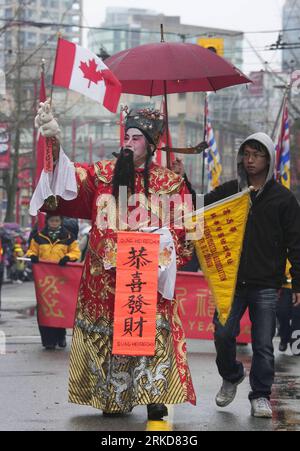 Bildnummer : 54884157 Datum : 06.02.2011 Copyright : imago/Xinhua (110207) -- VANCOUVER, 7 février 2011 (Xinhua) -- Un homme habillé en Dieu de la Fortune dirige le défilé du Festival du printemps célébrant le nouvel an lunaire chinois dans Chinatown de Vancouver, Canada, le 6 février 2011. Environ 2 000 personnes ont participé à l'événement annuel malgré la bruine tandis que des milliers ont regardé le long des rues. (Xinhua/Liang Sen) (djj) CANADA-VANCOUVER-CHINESE NEW YEAR-CELEBRATION PUBLICATIONxNOTxINxCHN Gesellschaft Frühlingsfest chinesisches Neujahr Neujahrsfest kbdig xub 2011 hoch o0 Kostüm Bildnummer 54884157 Date 06 0 Banque D'Images