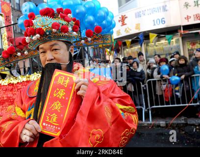 Bildnummer : 54884138 Datum : 06.02.2011 Copyright : imago/Xinhua (110206) -- NEW YORK, 6 février 2011 (Xinhua) -- un homme s'est habillé comme le Dieu de la Fortune pose pour des photos pendant le défilé du nouvel an chinois pour célébrer le nouvel an lunaire chinois, l'année du lapin, dans Chinatown de New York, aux États-Unis, le 6 février 2011. (Xinhua/Shen Hong) (zw) États-Unis-NEW YORK-CHINE CÉLÉBRATION DU NOUVEL AN PUBLICATIONxNOTxINxCHN Gesellschaft Frühlingsfest chinesisches Neujahr Neujahrsfest kbdig xub 2011 quer o0 Kostüm Bildnummer 54884138 Date 06 02 2011 Copyright Imago XINHUA New York 6 2011 février XINH Banque D'Images