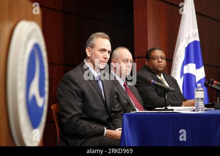 Bildnummer : 54889644 Datum : 08.02.2011 Copyright : imago/Xinhua (110208) -- WASHINGTON, 8 février 2011 (Xinhua) -- (de gauche à droite) Michael Kirsch, ingénieur principal de la NASA, Ron Medford, administrateur adjoint de la National Highway Traffic Safety Administration (NHTSA), et David Strickland, administrateur de la NHTSA, assistent à une conférence de presse à Washington D.C., États-Unis, le 8 février 2011. Les ingénieurs de la NASA n'ont trouvé aucun défaut électronique dans les véhicules Toyota capables de produire les grandes ouvertures de papillon nécessaires pour créer de dangereux incidents d'accélération involontaire à grande vitesse, ont montré une étude de dix mois publiée mardi Banque D'Images