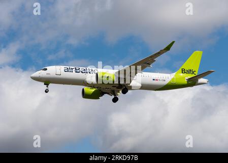 AirBaltic Bombardier CSeries CS300 / Airbus A220 avion de ligne à réaction YL-CSB en finale pour atterrir à l'aéroport de Londres Heathrow, Royaume-Uni. Compagnie aérienne lettone Banque D'Images