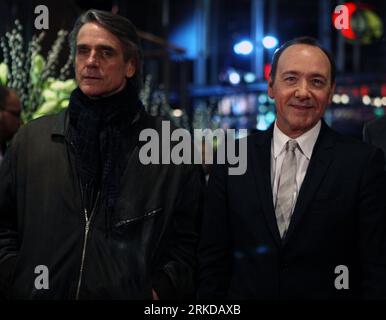 Bildnummer : 54899689 Datum : 11.02.2011 Copyright : imago/Xinhua (110212) -- BERLIN, 12 février 2011 (Xinhua) -- les acteurs britanniques Jeremy irons (à gauche) et Kevin Spacey du film Margin Call posent pour la photographie alors qu'ils arrivent sur le tapis rouge à Berlin, Allemagne, 11 février 2011. Revenant sur le cauchemar de la crise financière en 2008, le film bancaire Margin Call de Wall Street a marqué le début de la compétition officielle pour le plus grand prix de l'Ours d'Or au festival du film de Berlin (Berlinale) vendredi. (Xinhua/Luo Huanhuan) (jl) ALLEMAGNE-FILM-FESTIVAL-BERLINALE-MARGIN CALL PUBLICATIONxNOTx Banque D'Images