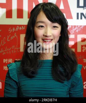 Bildnummer : 54901097 Datum : 12.02.2011 Copyright : imago/Xinhua (110212) -- BERLIN, 12 février 2011 (Xinhua) -- l'actrice chinoise Zhou Dongyu, qui a acquis sa réputation dans le film Under the Hawthorn Tree réalisé par Zhang Yimou, assiste à un événement de promotion pour le 14e Festival international du film de Shanghai lors du 61e Festival international du film de la Berlinale à Berlin, en Allemagne, le 12 février 2011. (Xinhua/Luo Huanhuan) (zw) ALLEMAGNE-BERLIN-BERLINALE-SHANGHAI FILM FESTIVAL-PROMOTIOIN PUBLICATIONxNOTxINxCHN Kultur Entertainment People film 61. Internationale Filmfestspiele Berlinale Berlin Pressetermin Portr Banque D'Images