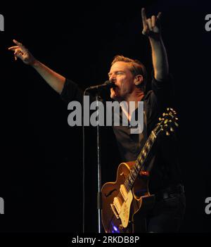 Bildnummer : 54901098 Datum : 12.02.2011 Copyright : imago/Xinhua (110212) -- MUMBAI, 12 février 2011 (Xinhua) -- le musicien canadien Bryan Adams se produit lors d'un concert à Mumbai, en Inde, le 12 février 2011. Bryan, lauréat du GrammyxAward, se produira du 12 au 16 février dans le cadre de la tournée Micromax Bryan Adams Live in concert India Tour, prévue à Pune, Mumbai, Bangalore, New Delhi et Hyderabad. (Xinhua/Stringer) (zw) INDIA-MUMBAI-BRYAN ADAMS-CONCERT PUBLICATIONxNOTxINxCHN People Musik Aktion Kultur Entertainment kbdig xdp premiumd 2011 quadrat Bildnummer 54901098 Date 12 02 2011 Copyright Imago XINH Banque D'Images