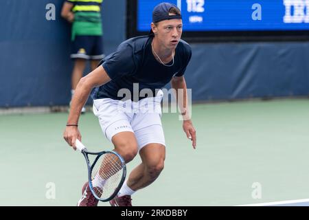 Aidan Mayo des USA revient au match de 2e tour contre Giovanni Mpetshi Perricard de France de se qualifier pour les US Open Championships au Billy Jean King tennis Center à New York le 24 août 2023 Banque D'Images