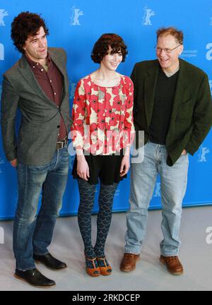 Bildnummer : 54914207 Datum : 16.02.2011 Copyright : imago/Xinhua (110216) -- BERLIN, 16 février 2011 (Xinhua) -- la réalisatrice Miranda July (C) pose avec les acteurs Hamish Linklater (L) et David Warshofsky lors du film The future Photocall au 61e Festival international du film de Berlin au Grand Hyatt de Berlin, capitale de l'Allemagne, le 15 février 2011. (Xinhua/Luo Huanhuan) (msq) BERLIN-FILM FESTIVAL-THE FUTURE PUBLICATIONxNOTxINxCHN Kultur Entertainment People film 61. Internationale Filmfestspiele Berlinale Berlin Photocall xo0x kbdig xub 2011 hoch Bildnummer 54914207 Date 16 02 2011 Copyr Banque D'Images