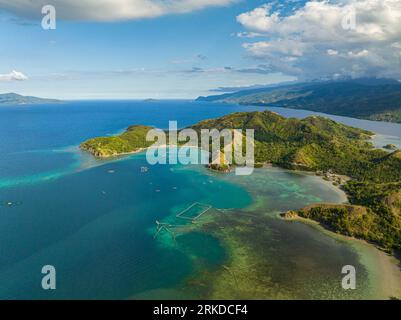 Belle île aux dinosaures endormis à Mati. Mindanao, Philippines. Concept de voyage et d'été. Banque D'Images