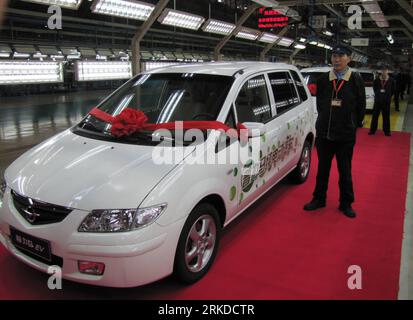 Bildnummer : 54917126 Datum : 16.02.2011 Copyright : imago/Xinhua (110216) -- HAIKOU, 16 février 2011 (Xinhua) -- Une voiture électrique pure Freema est vue lors d'une cérémonie de remise à Haikou, dans la province de Hainan du sud de la Chine, le 16 février 2011. Le premier lot de voitures électriques pures Freema a été mis en service ici mercredi. Le véhicule électrique enfichable (PEV) fabriqué par FAW Haima automobile peut parcourir environ 160 kilomètres sur une charge complète (Xinhua / Liang Lei) (ljh) CHINA-HAIKOU-HAIMA AUTO-PEV-HANDOVER CEREMONY (CN) PUBLICATIONxNOTxINxCHN Wirtschaft auto kbdig xcb 2011 quer o0 Elektroauto, Autoindustrie, Fabr Banque D'Images