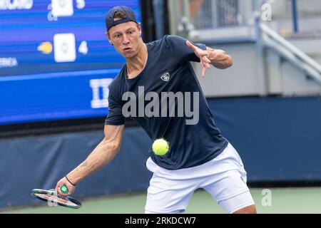 New York, États-Unis. 24 août 2023. Aidan Mayo des USA revient au match de 2e tour contre Giovanni Mpetshi Perricard de France de se qualifier pour les US Open Championships au Billy Jean King tennis Center à New York le 24 août 2023. Mayo a gagné en trois sets. (Photo de Lev Radin/Sipa USA) crédit : SIPA USA/Alamy Live News Banque D'Images