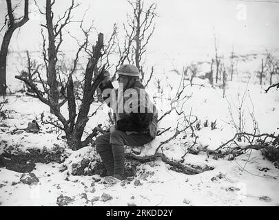 La première Guerre mondiale ou la première Guerre mondiale, souvent abrégée en WWI ou WW1, connue simultanément sous le nom de Grande Guerre, a été un conflit mondial majeur qui a duré de 1914 à 1918. Il a été combattu entre deux coalitions, les alliés et les puissances centrales. Les combats ont eu lieu dans toute l'Europe, le Moyen-Orient, l'Afrique, le Pacifique et certaines parties de l'Asie. La première décennie du 20e siècle a vu une tension diplomatique croissante entre les grandes puissances européennes. Cela atteint un point de rupture le 28 juin 1914, quand un serbe bosniaque nommé Gavrilo Princip assassine l'archiduc Franz Ferdinand. Banque D'Images