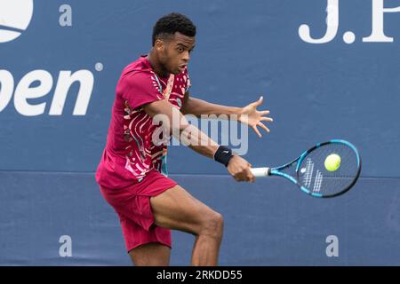 New York, États-Unis. 24 août 2023. Giovanni Mpetshi Perricard de France revient au match de 2e tour contre Aidan Mayo des États-Unis de se qualifier pour les US Open Championships au Billy Jean King tennis Center à New York le 24 août 2023. Mayo a gagné en trois sets. (Photo de Lev Radin/Sipa USA) crédit : SIPA USA/Alamy Live News Banque D'Images