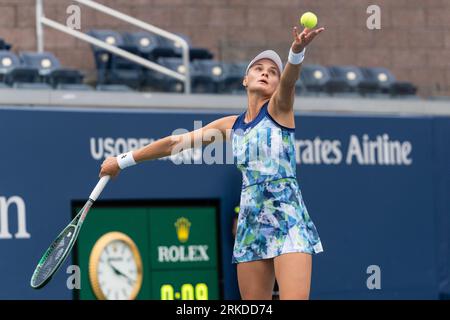 New York, États-Unis. 24 août 2023. Dayana Yastremska, d’Ukraine, sert lors du match de 2e tour contre Eugenie Bouchard, du Canada, pour se qualifier pour les US Open Championships au Billy Jean King tennis Center à New York, le 24 août 2023. Yastremska a gagné en trois sets. (Photo de Lev Radin/Sipa USA) crédit : SIPA USA/Alamy Live News Banque D'Images