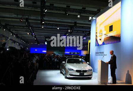 Bildnummer : 54924740 Datum : 17.02.2011 Copyright : imago/Xinhua (110218) -- TORONTO, le 18 février 2011 (Xinhua) -- Une BMW série 6 décapotable est exposée au salon international de l'auto du Canada au Palais des congrès du Toronto métropolitain à Toronto, Canada, le 17 février 2011. Le salon international canadien de l'auto de 11 jours a ouvert ses portes jeudi à Toronto, près d'un millier de véhicules de 125 exposants ont été exposés sur le salon. (Xinhua/Zou Zheng) (djj) CANADA-TORONTO-INTERNATIONAL SALON DE L'AUTO PUBLICATIONxNOTxINxCHN Wirtschaft Messen automatisation auto kbdig xdp premiumd 2011 quer o0 Autoindustrie Bildnumm Banque D'Images