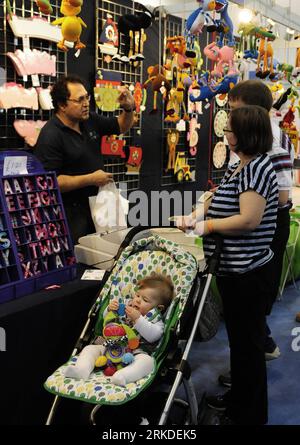 Bildnummer : 54928536 Datum : 19.02.2011 Copyright : imago/Xinhua (110220) -- LONDRES, 20 février 2011 (Xinhua) -- un couple s'intéresse aux jouets exposés sur le Baby Show au centre d'exposition Excel à Londres, Grande-Bretagne, le 19 février 2011. Le Baby Show, le plus grand salon des soins aux bébés et à la maternité au Royaume-Uni, se tient du 18 au 20 février à Londres, avec plus de 200 exposants présentant plus de 1 000 produits et services. (Xinhua/Zeng Yi) UK-LONDON-BABY SHOW PUBLICATIONxNOTxINxCHN Gesellschaft Land Leute kbdig xkg 2011 hoch o0 Messe, Babymesse, Wirtschaft Bildnummer 54928536 Date 19 02 2011 Copyri Banque D'Images