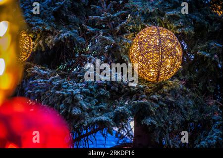 Lumières et émotions de l'Avent à Brixen. Couleurs du marché de Noël de l'AVENT. Banque D'Images