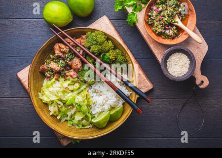Bol à poulet avec riz, brocoli, chou et salsa verte Chimmichurri Banque D'Images