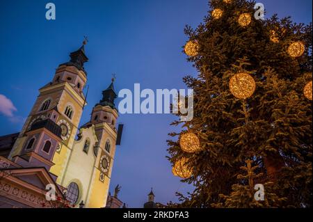 Lumières et émotions de l'Avent à Brixen. Couleurs du marché de Noël de l'AVENT. Banque D'Images