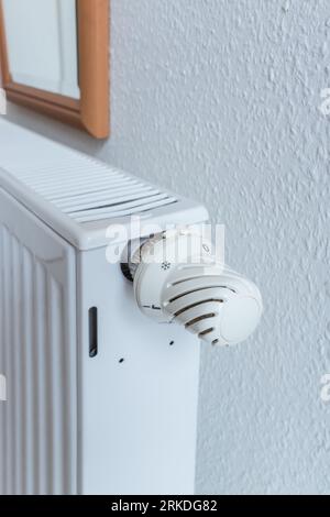 Détail du thermostat éteint, bouton de température du radiateur de chauffage. Économie d'énergie et concept de maison chaude, coûts de vie. Banque D'Images