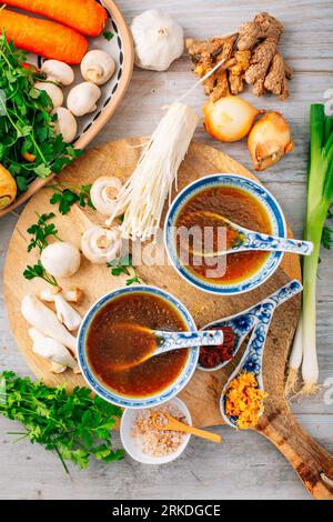 Miso, ramen ou bouillon de légumes avec des ingrédients sur fond de bois Banque D'Images