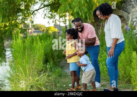 Famille afro-américaine plaquant au lac. Banque D'Images