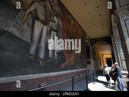 Bildnummer : 54946740 Datum : 24.02.2011 Copyright : imago/Xinhua (110224) -- MEXICO, 24 février 2011 (Xinhua) -- les visiteurs regardent les peintures murales la destruction de l'ordre ancien (close) et la maternité lors de l'exposition peinture et vérité du célèbre artiste mexicain Jose Clemente Orozco à Antiguo Colegio de San Ildelfonso de Mexico, capitale du Mexique, février 23. L'exposition se terminera le 27 février après avoir exposé pendant cinq mois 358 œuvres d'Orozco, dont des peintures à l'huile, des gravures, des bandes dessinées, des croquis, des fresques et des photographies. (Xinhua/Shi Sisi) (ypf) MEXICO-OROZCO-PAIN Banque D'Images