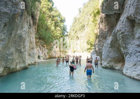 19 août 2023 - Parga, Grèce - paysages naturels étonnants dans le canyon de la rivière Acheron, près des sources, avec des gens profitant de l'eau froide i Banque D'Images