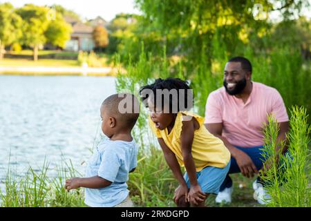 Famille afro-américaine plaquant au lac. Banque D'Images