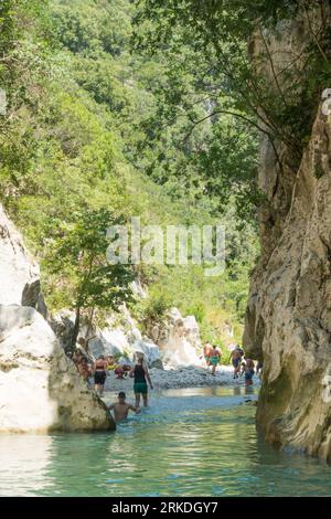 19 août 2023 - Parga, Grèce - paysages naturels étonnants dans le canyon de la rivière Acheron, près des sources, avec des gens profitant de l'eau froide i Banque D'Images