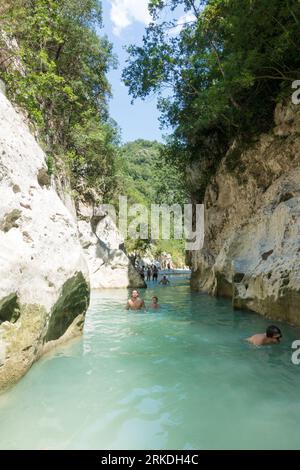 19 août 2023 - Parga, Grèce - paysages naturels étonnants dans le canyon de la rivière Acheron, près des sources, avec des gens profitant de l'eau froide i Banque D'Images