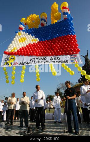 Bildnummer : 54954955 Datum : 25.02.2011 Copyright : imago/Xinhua (110225) -- MANILLE, 25 février 2011 (Xinhua) -- le président philippin Benigno Noynoy Aquino III (au centre) se prépare à lâcher des ballons disposés sous la forme d'un drapeau philippin alors qu'ils célèbrent le 25e anniversaire de la Révolution du pouvoir à Quezon City, au nord de Manille, Philippines, le 25 février 2011. Il y a exactement 25 ans, le 25 février 1986, la révolution du pouvoir sans effusion de sang de 4 jours a évincé le dictateur Ferdinand Marcos et a été remplacé par le défunt président Corazon Aquino, la mère de l'actuel président Benigno Aquino III (Xinhua Banque D'Images