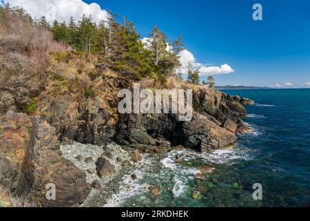 La côte du phare de Shweinham point surplombant le détroit de Juan de Fuca, île de Vancouver, Colombie-Britannique, Canada. Banque D'Images