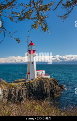 Phare de Shweinham point surplombant le détroit de Juan de Fuca, île de Vancouver, Colombie-Britannique, Canada. Banque D'Images