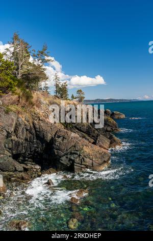 Phare de Shweinham point surplombant le détroit de Juan de Fuca, île de Vancouver, Colombie-Britannique, Canada. Banque D'Images